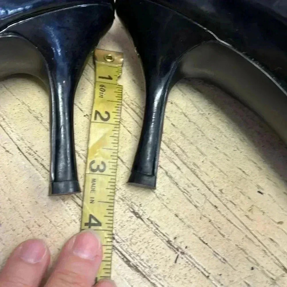 Tahari Peep Toe leather heels with bow on the front Size 8 - Picture 4 of 7